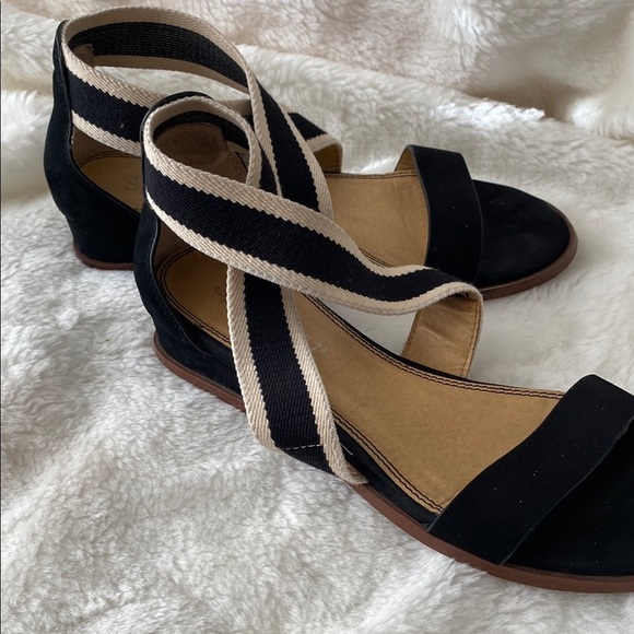 Splendid Black and Tan Sandals with Modern Asymmetry - Picture 2 of 11